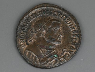 une vieille pièce de monnaie sur laquelle figure l'image d'un homme