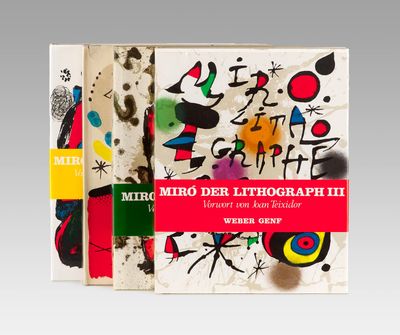 deux livres sont posés l'un sur l'autre devant un fond gris