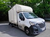 une camionnette blanche garée dans un parking