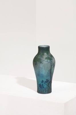 un vase bleu posé sur une étagère blanche dans une pièce