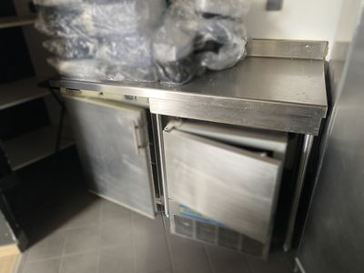des sacs de nourriture posés sur un plan de travail en inox