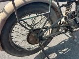 une moto garée sur le côté de la route