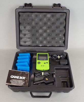 une mallette contenant une Game Boy, posée sur une table