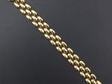 un bracelet en or 18 carats muni d'un fermoir à bille