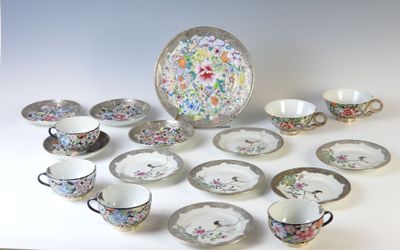 de nombreux types de tasses à thé et de soucoupes sur la table