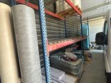 de nombreux rouleaux de tissu sur les étagères de l'entrepôt