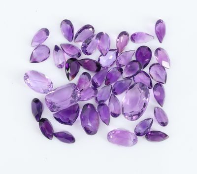 des améthystes violettes sur un fond blanc