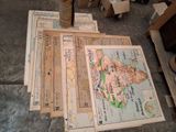 de nombreuses cartes du monde étalées sur le sol
