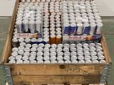 plusieurs canettes de Red Bull dans une caisse en bois