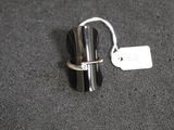 une bague en argent à laquelle est attachée une étiquette