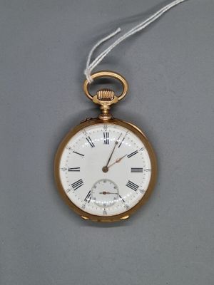 une montre de poche en or avec des chiffres romains