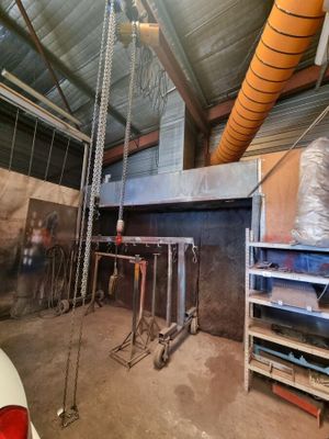 une photo d'un garage rempli de matériel