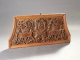 une vieille boîte en bois sculptée posée sur une surface blanche