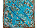 une écharpe bleue et marron ornée de fleurs et de feuilles