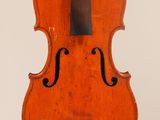 un vieux violon avec un archet accroché à son dos