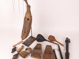 un grand nombre d'outils posés sur le sol