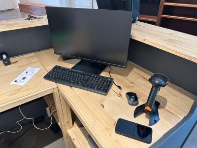 un bureau d'ordinateur équipé d'un clavier, d'une souris et d'un écran