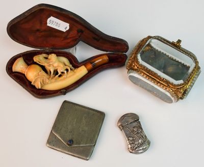 un grand nombre d'objets posés sur une table