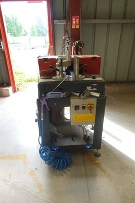 une machine posée sur une table dans un garage