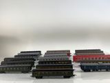 plusieurs petits trains sont alignés sur une surface blanche