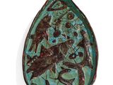un gros plan d'un pendentif turquoise et marron orné d'oiseaux