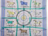 une écharpe carrée blanche et bleue avec des chevaux dessus