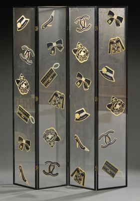 une photo d'une vitrine contenant de nombreux objets variés