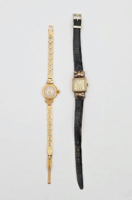 deux montres et une montre posées sur une surface blanche