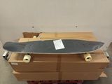 un skateboard posé sur une boîte