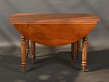 une image représentant une petite table avec un plateau en bois et des pieds tournés