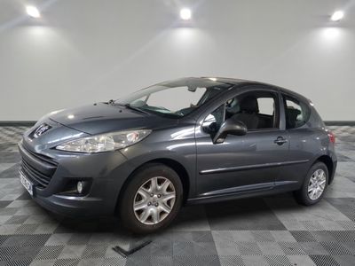 la photo d'une voiture grise garée dans un garage