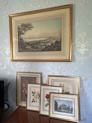 un tableau accroché au mur au-dessus d'un téléviseur et un tableau accroché au mur