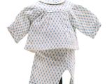 une chemise et un pantalon à carreaux blancs et bleus sur un mannequin
