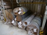 de nombreux rouleaux de plastique sur une étagère dans un entrepôt