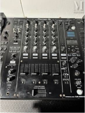 une table de mixage posée sur une table