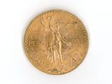 une image d'une pièce d'or sur une surface blanche