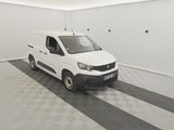 La camionnette blanche est garée dans le garage de l'immeuble.