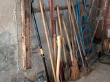 une pièce où il y a beaucoup d'outils, dont certains sont par terre