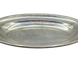 une image représentant une assiette en argent bordée d'une bordure argentée sur fond blanc