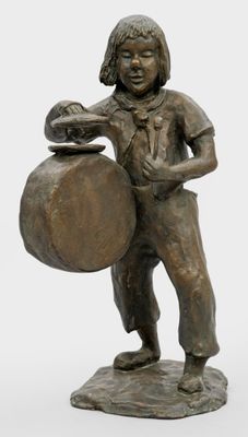 statue en bronze représentant un garçon avec un tambour et un bol