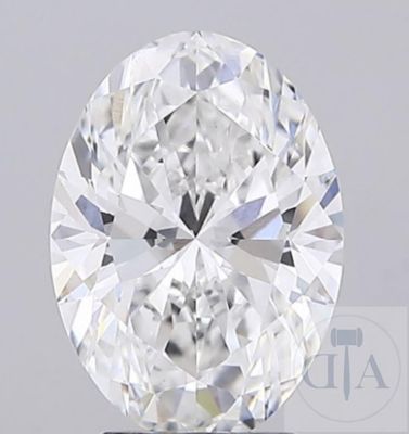 un gros plan d'un diamant taillé en forme de diamant posé sur un socle