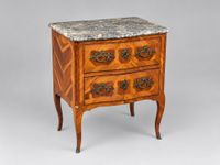 Petite commode d'entre-deux en bois de placage et marqueteri…
