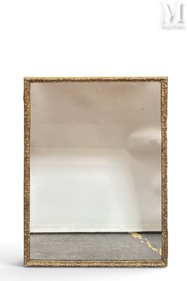 une image d'un miroir avec un cadre doré sur un fond blanc
