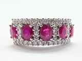 gros plan d'une bague en diamant rose et blanc sur une surface blanche