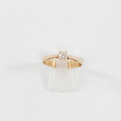 une bague en or jaune sertie d'un seul diamant au centre