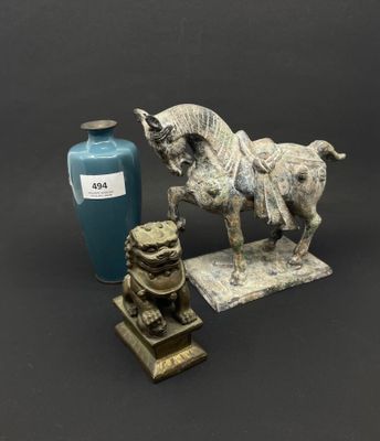 Réunion de trois objets asiatiques.