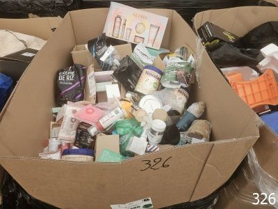 une boîte en carton contenant divers objets