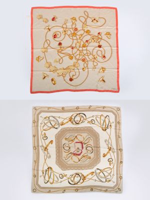 deux morceaux de tissu ornés de motifs sur un fond blanc