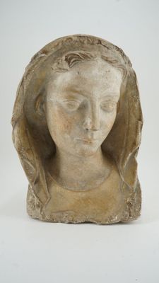 Tête à poser d'une femme en plâtre portant en creux une marq…