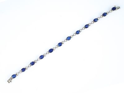 un gros plan d'un bracelet orné de pierres bleues